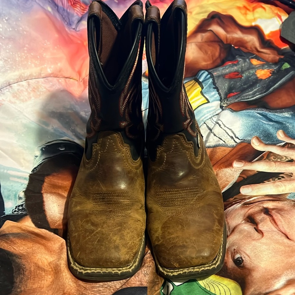 Boys Justin cowboy boots. Used sz 2.5.